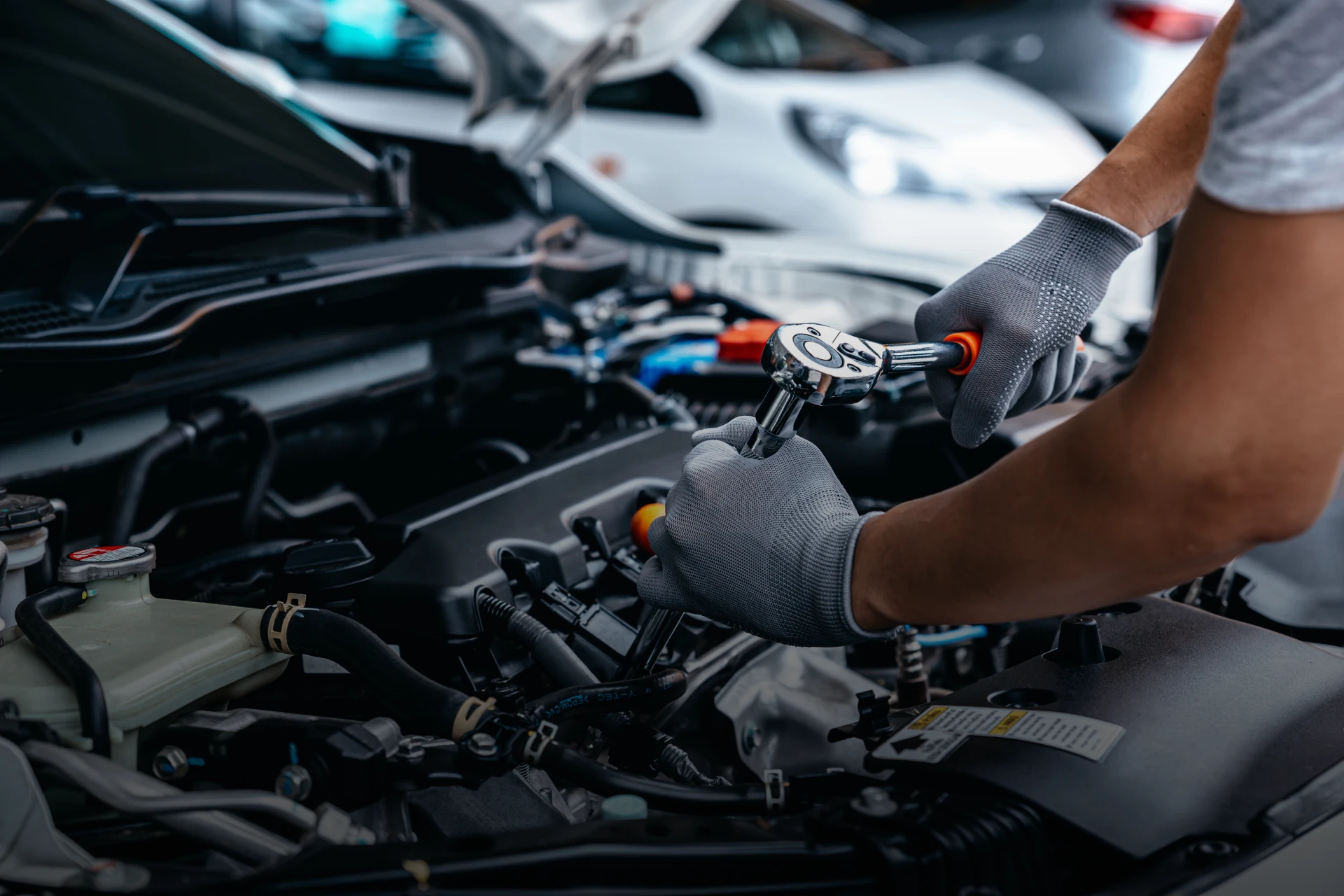 Motorservice med verktyg under bilhuv
